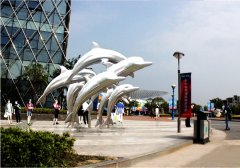 《街头雕塑》/武汉 / 海昌商业街 / 不锈钢、铸造